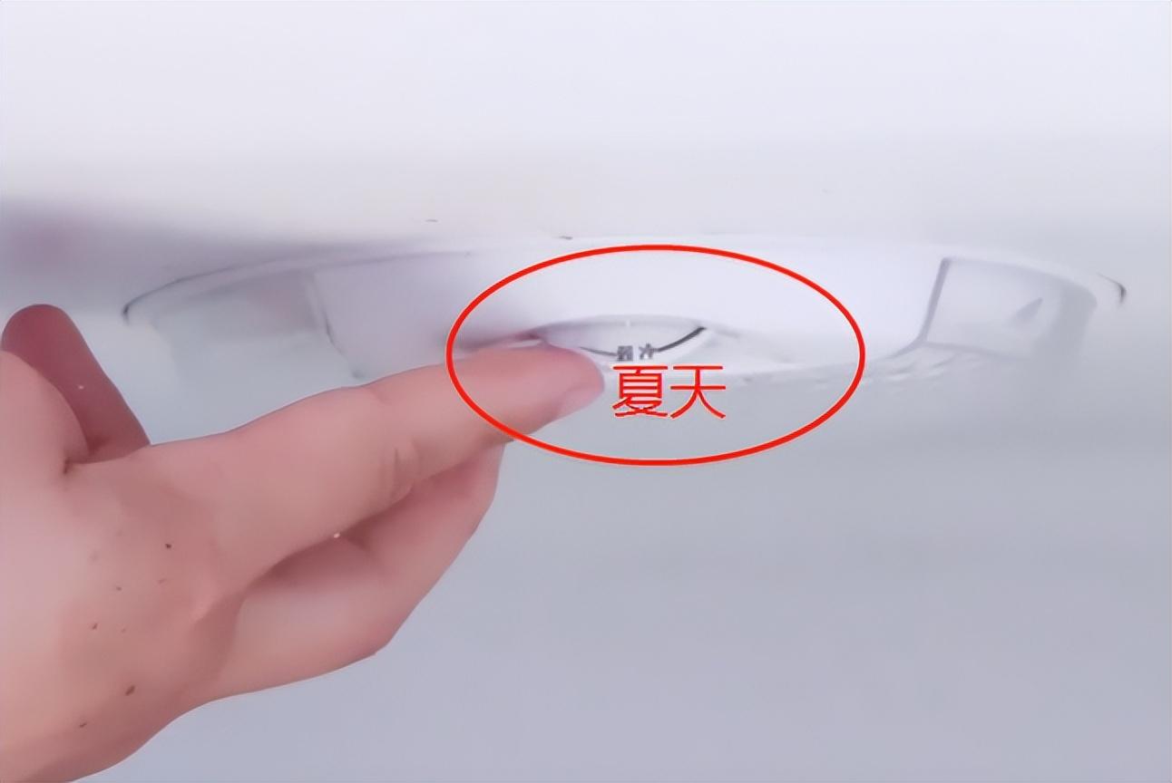 新飞冰箱怎么调温度（师傅教你不同季节如何正确的调节冰箱温度）(图2)